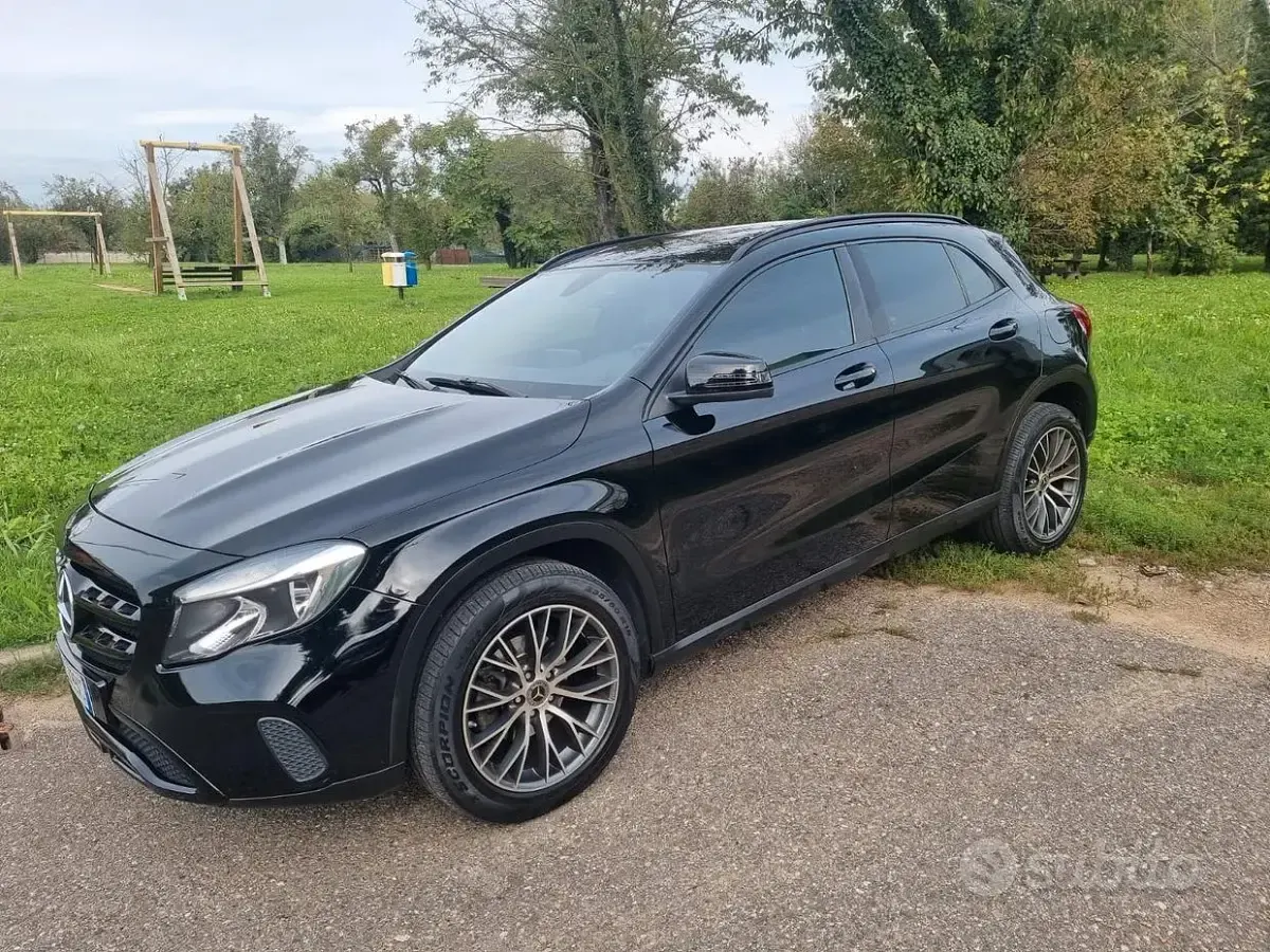 Usata Mercedes GLA180 109 CV (80 kW) 2017 Nero SUV