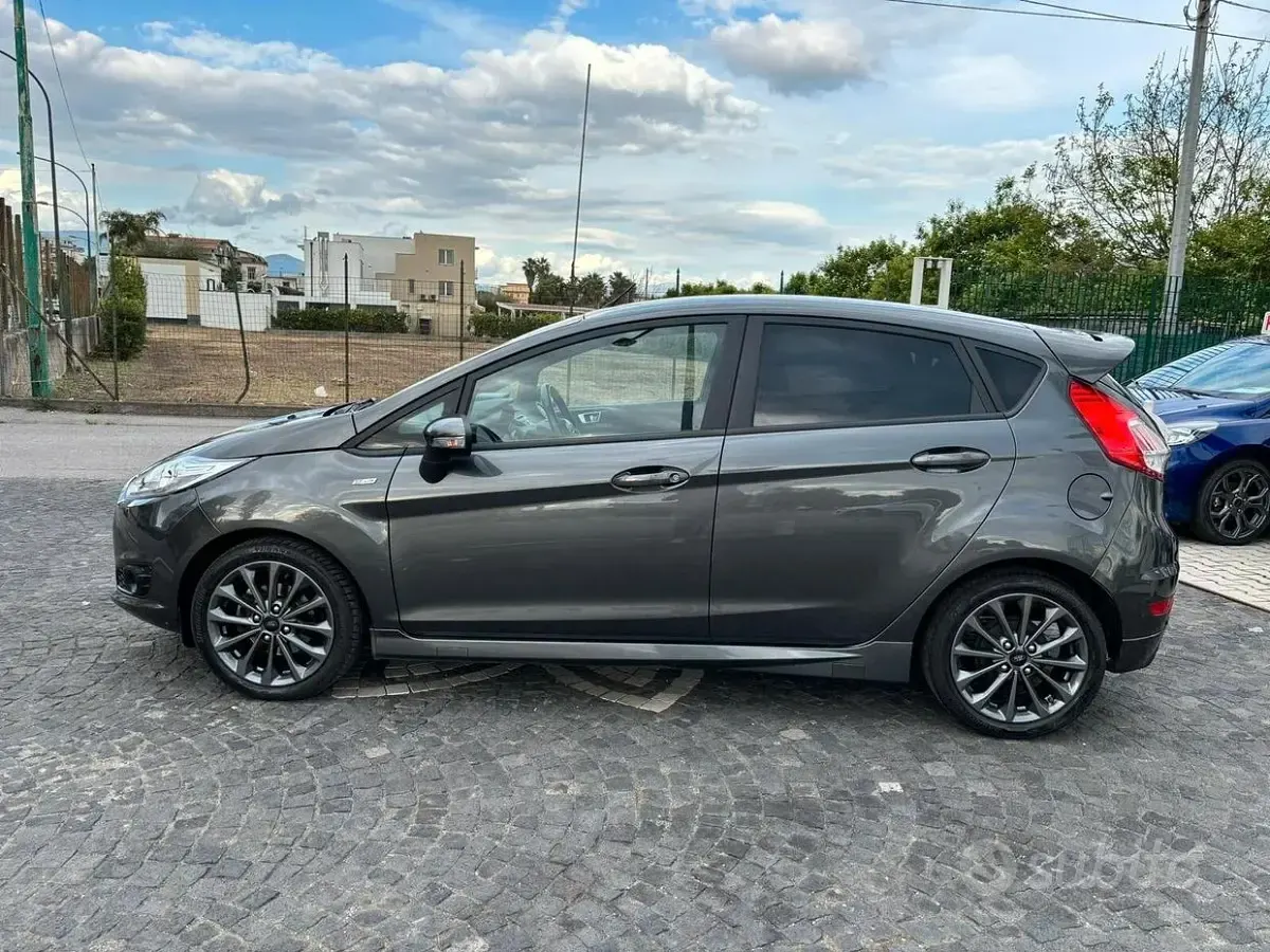 Usata Ford Fiesta ST-Line 75 CV (55 kW) 2017 Grigio Utilitaria