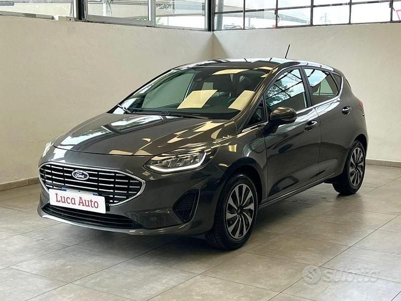 Grigio Usata 2022 Ford Fiesta Tre volumi | 12.490 € (Ottimo prezzo) - Immagine 1/4