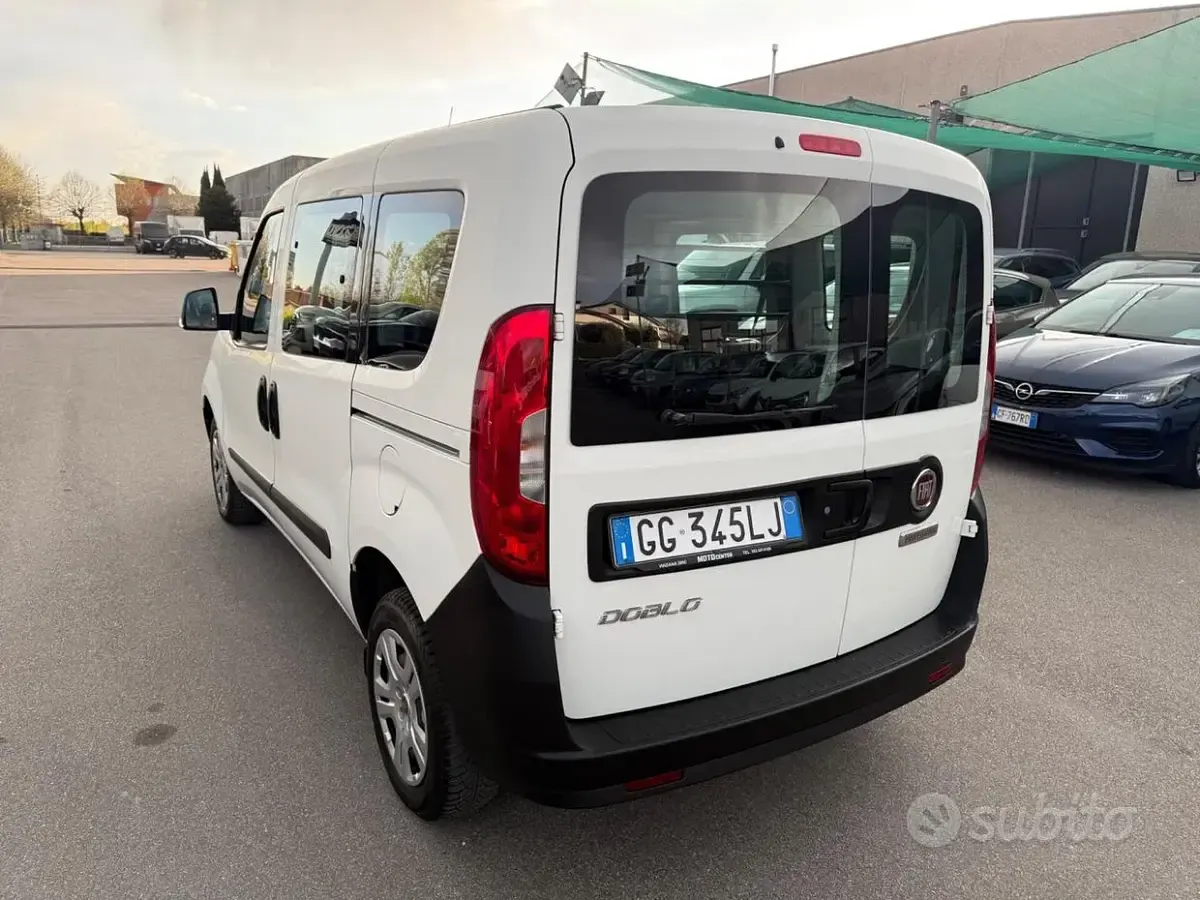 Usata Fiat Doblò Lounge 90 CV (66 kW) 2021 Bianco Monovolume