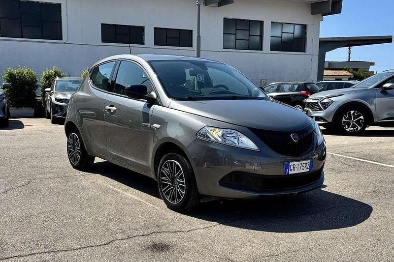 Grigio scuro Usata 2023 Lancia Ypsilon Silver Due volumi | 12.900 € (Buon prezzo) - Immagine 1/4