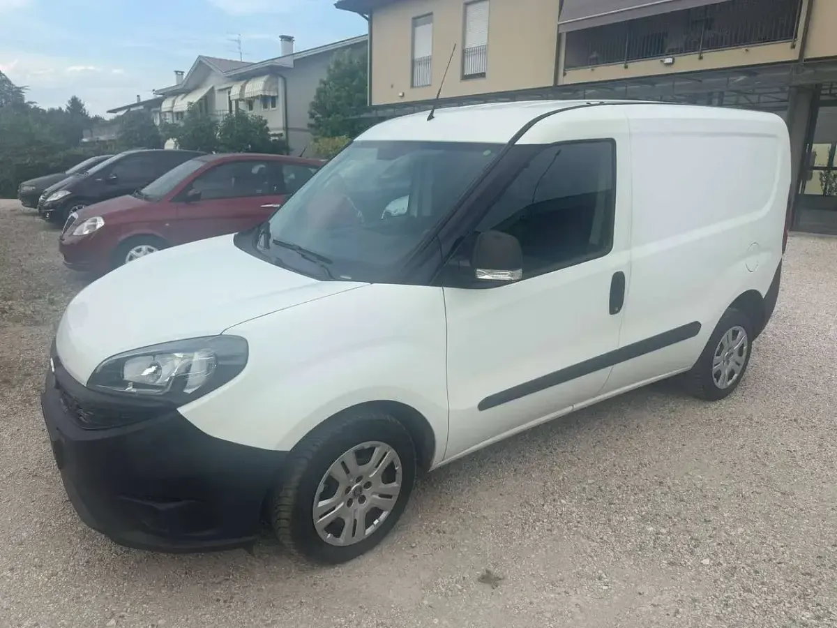 Usata Fiat Doblò Lounge 105 CV (77 kW) 2022 Bianco Monovolume