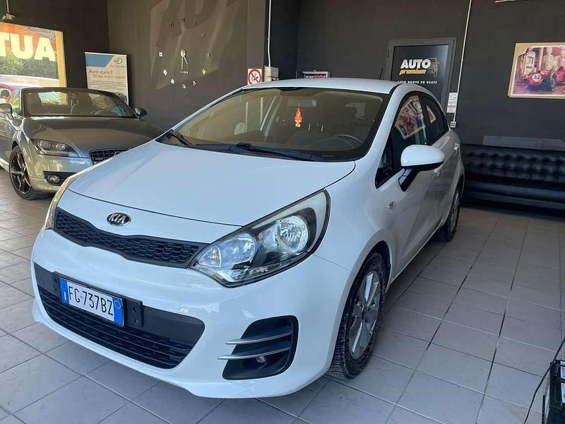 Usata Kia Rio 86 CV (63 kW) 2016 Bianco Berlina