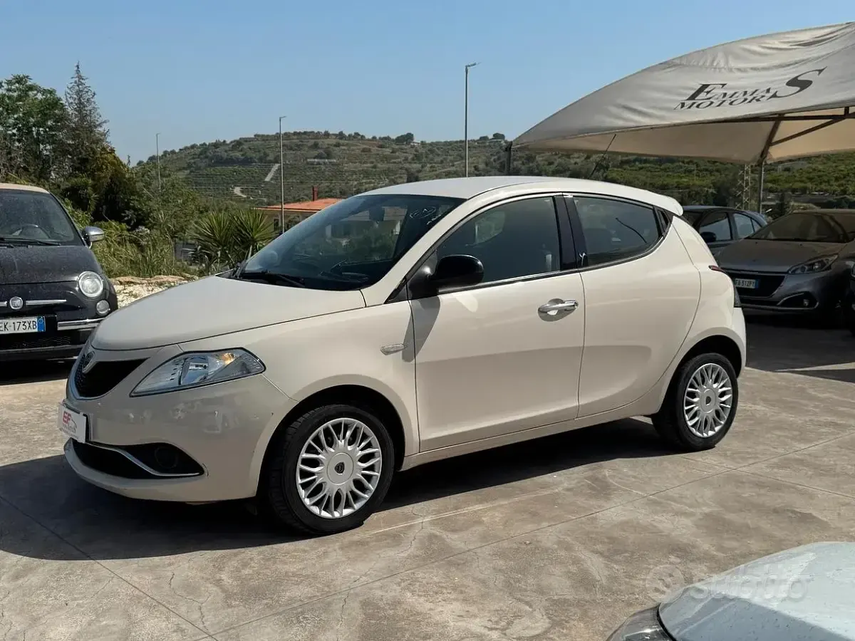 Usata Lancia Ypsilon Silver 95 CV (69 kW) 2017 Beige Utilitaria