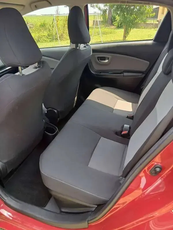 Usata Toyota Yaris Hybrid Cool 73 CV (53 kW) 2018 Rosso Berlina