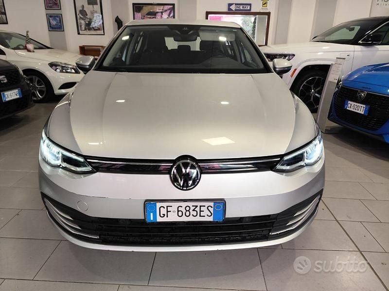 Usata VW Golf VIII Life 131 CV (96 kW) 2021 Grigio Berlina
