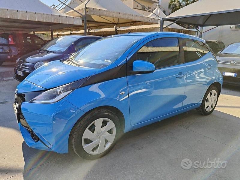 Usata Toyota Aygo Cool 69 CV (50 kW) 2017 Blu Utilitaria