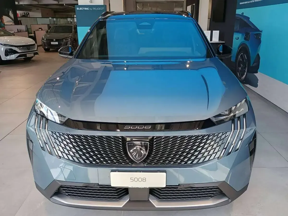 Nuova Peugeot 5008 GTi 194 CV (142 kW) 2026 Blu ingaro/tetto nero SUV