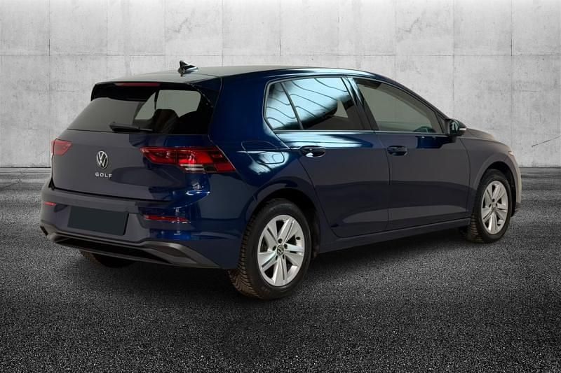 Usata VW Golf VIII Life 116 CV (85 kW) 2023 Blu metallizzato Berlina