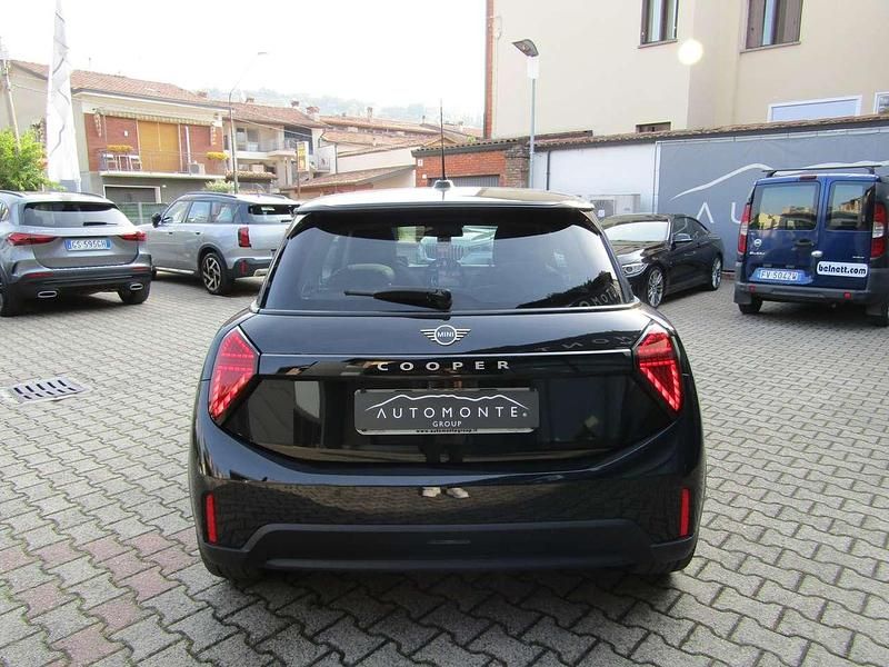 Usata Mini Cooper Classic 114 kW (156 CV) 2025 Midnight black Utilitaria
