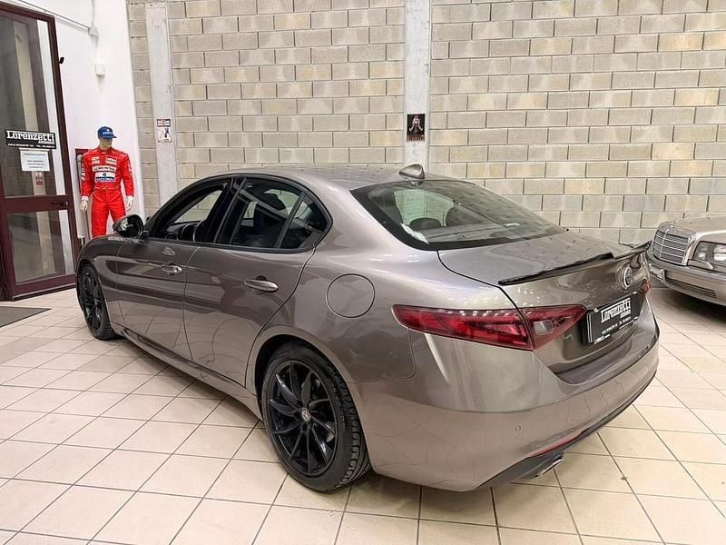Usata Alfa Romeo Giulia 180 CV (132 kW) 2017 Grigio Berlina