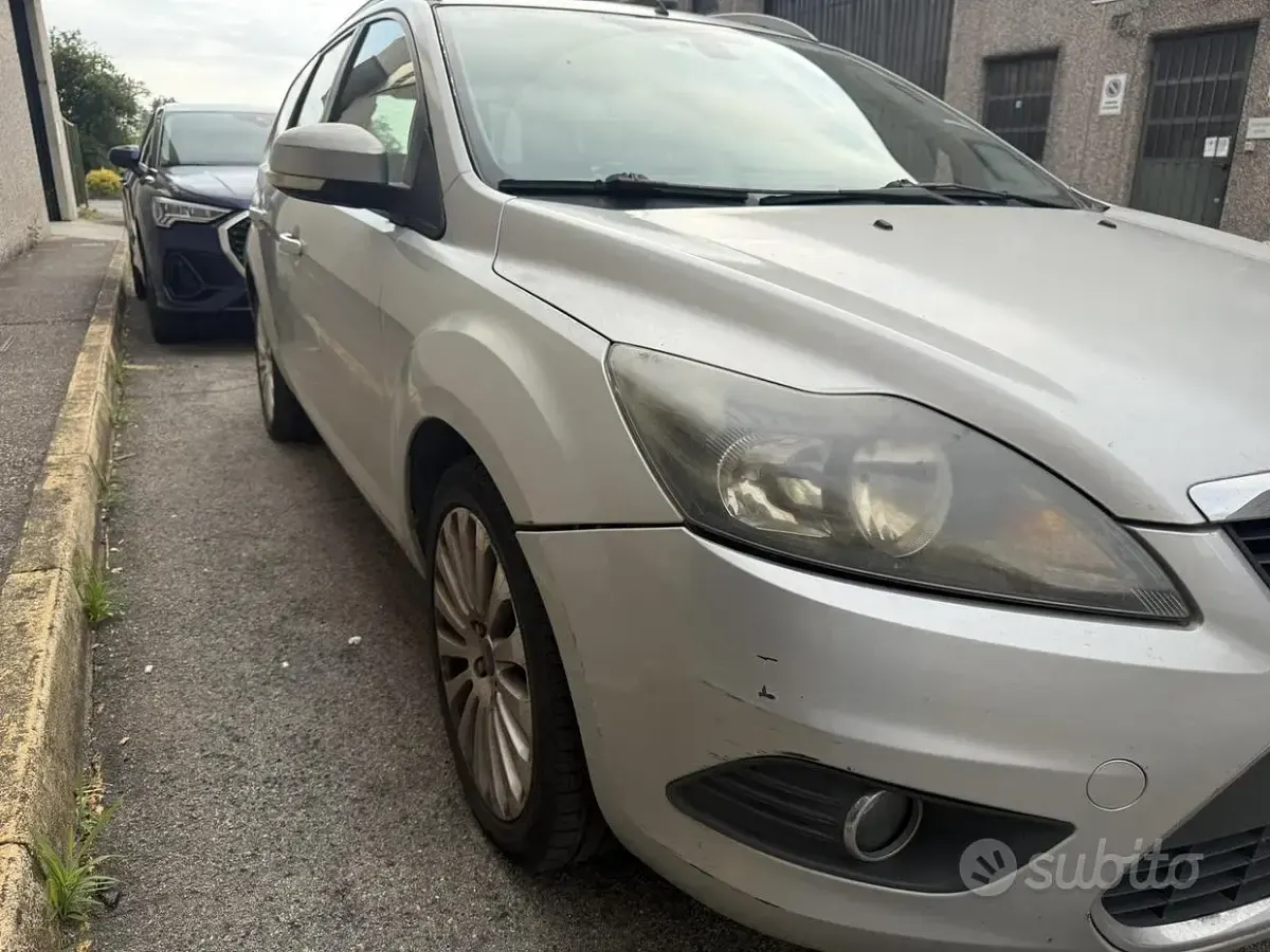 Usata Ford Focus 90 CV (66 kW) 2007 Grigio Station wagon