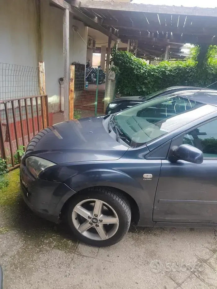 Usata Ford Focus 90 CV (66 kW) 2006 Grigio Station wagon