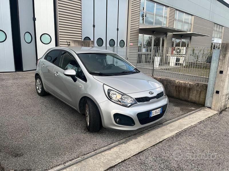 Usata Kia Rio EX 86 CV (63 kW) 2012 Grigio Berlina