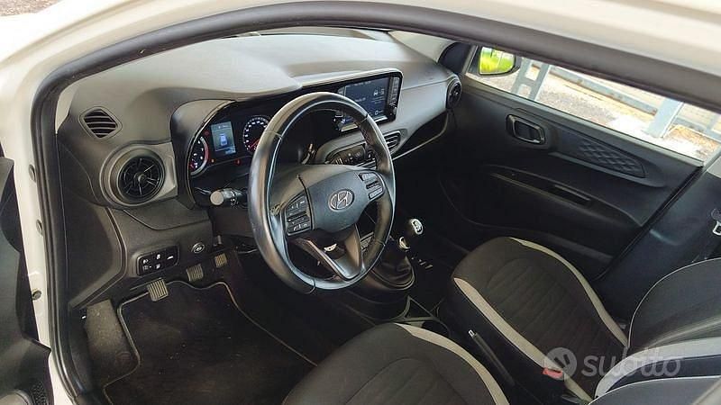 Usata Hyundai i10 69 CV (50 kW) 2023 Bianco Utilitaria