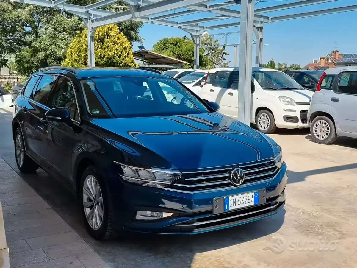 Usata VW Passat Business 150 CV (110 kW) 2023 Blu Station wagon