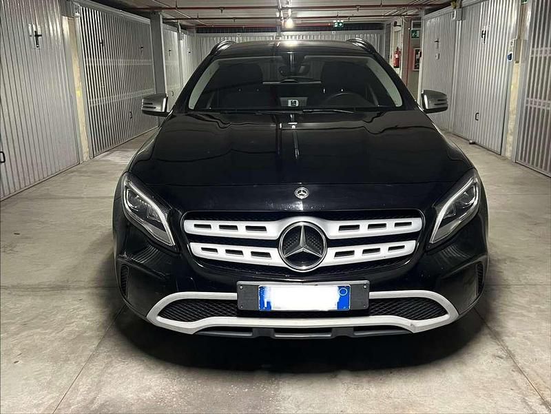 Usata Mercedes GLA180 122 CV (89 kW) 2019 Nero SUV