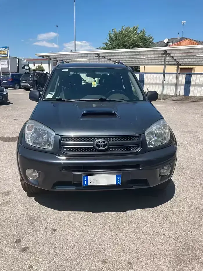 Usata Toyota RAV4 116 CV (85 kW) 2005 Grigio SUV