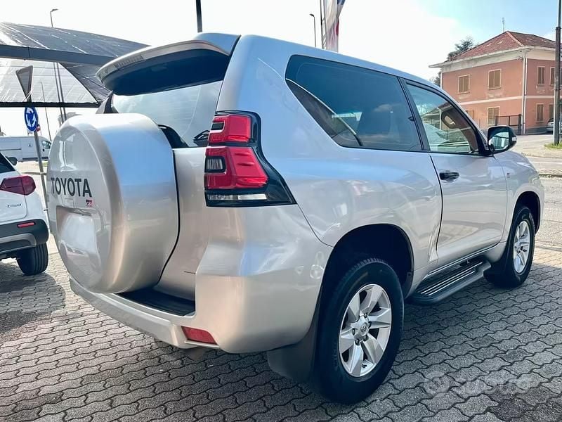 Usado Toyota Land Cruiser 177 CV (130 kW) 2018 Gris SUV