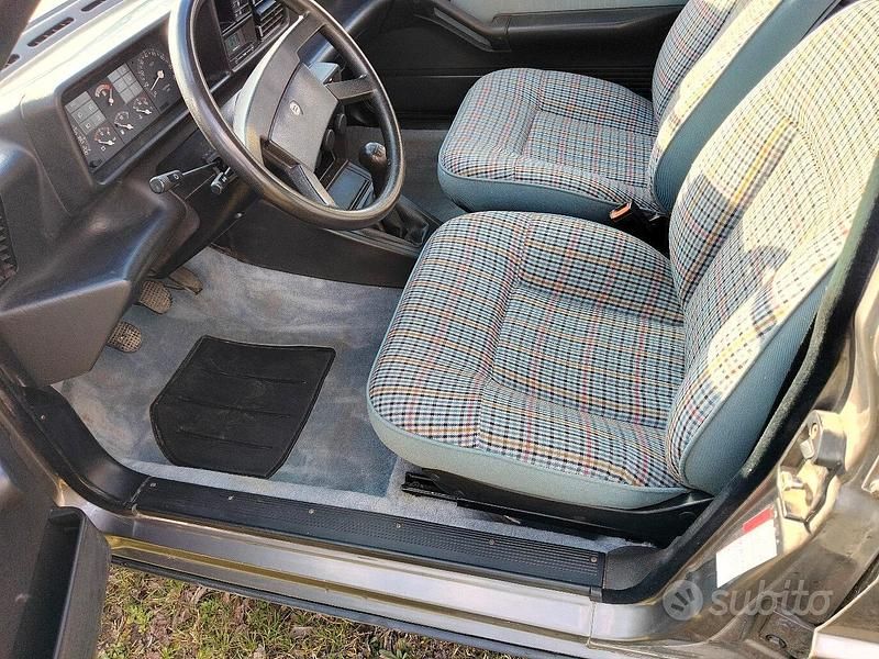 Usata Lancia Prisma 80 CV (58 kW) 1989 Grigio Berlina