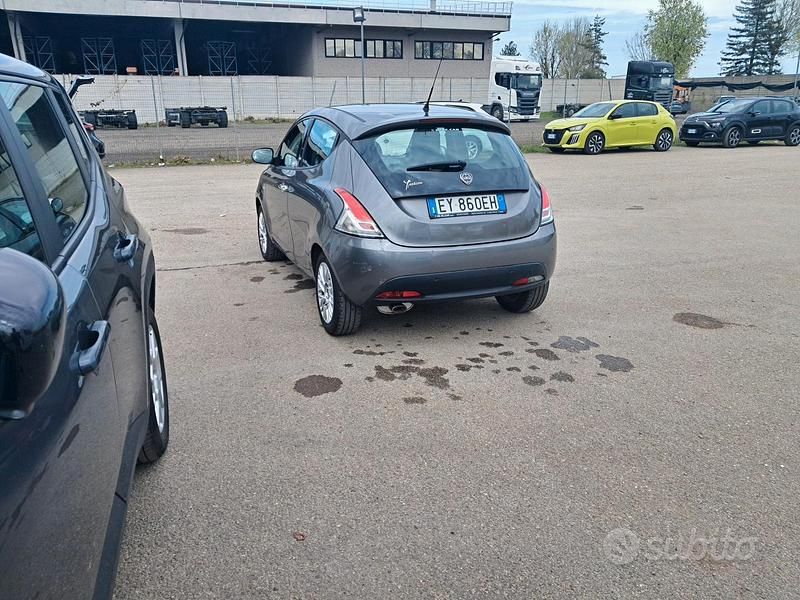 Usata Lancia Ypsilon 69 CV (50 kW) 2015 Grigio Utilitaria