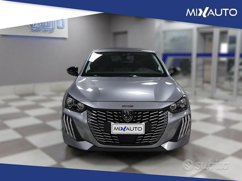 Usata Peugeot 208 Allure 101 CV (74 kW) 2025 Gray Utilitaria