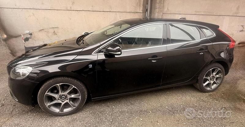 Usata Volvo V40 Ocean Race 120 CV (88 kW) 2016 Nero Berlina