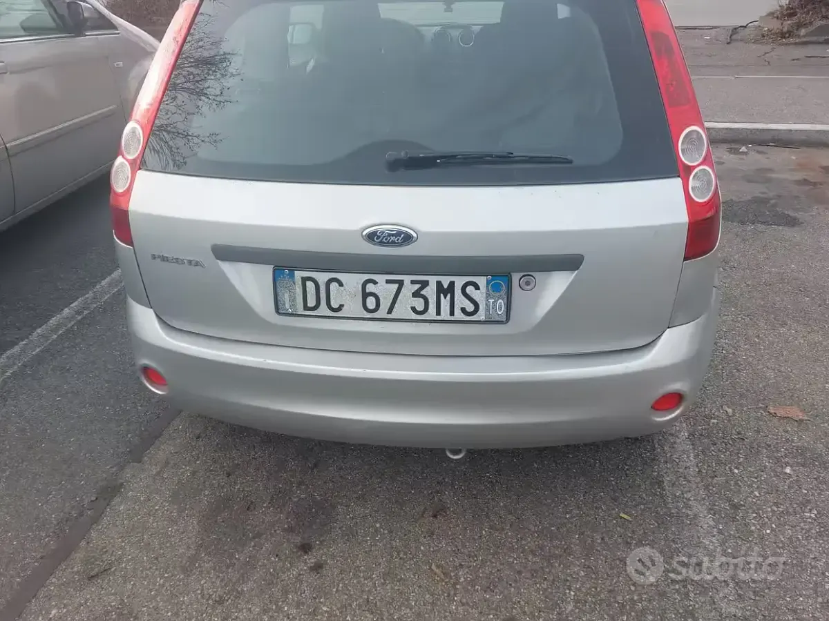 Usata Ford Fiesta Ghia 75 CV (55 kW) 2002 Grigio Utilitaria
