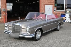 Usata Mercedes 280 SE 160 CV (117 kW) 1967 Oro Cabrio