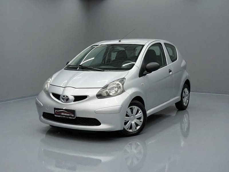 Usata Toyota Aygo Sol 68 CV (50 kW) 2008 Argento Utilitaria