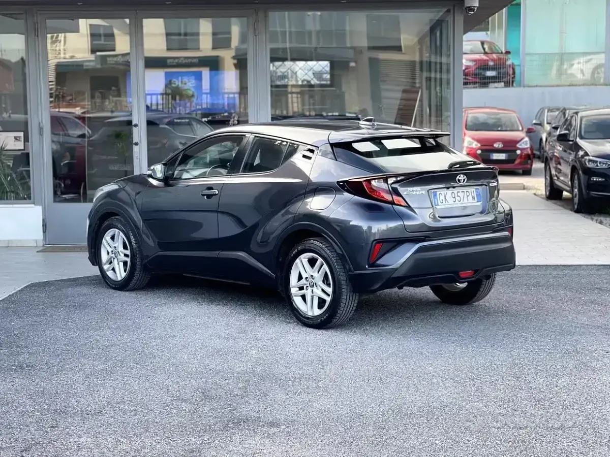 Usata Toyota C-HR 98 CV (72 kW) 2022 Grigio SUV