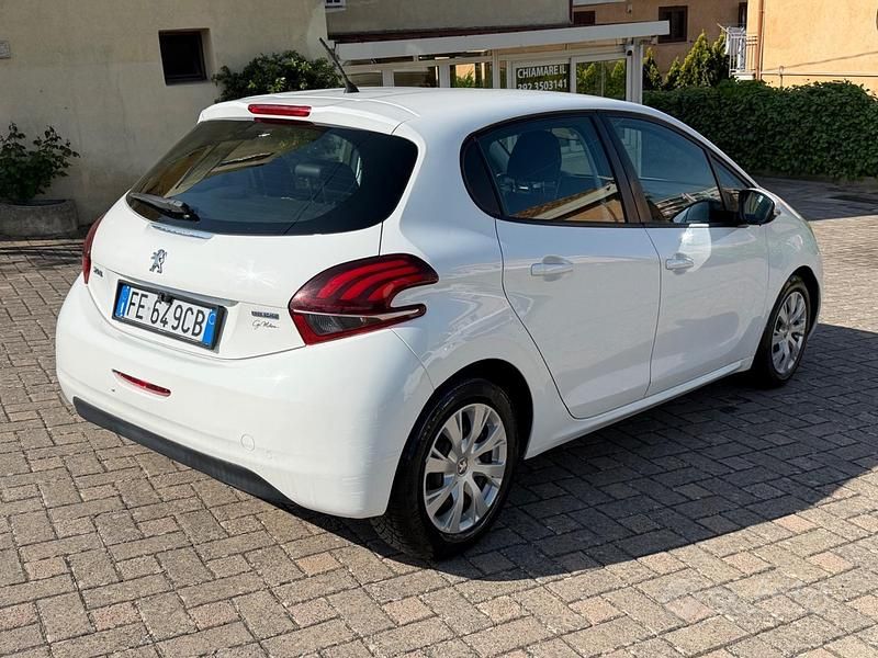 Usata Peugeot 208 Allure 75 CV (55 kW) 2016 Bianco Utilitaria