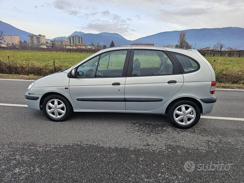 Usata Renault Scénic 107 CV (78 kW) 2000 Grigio Monovolume