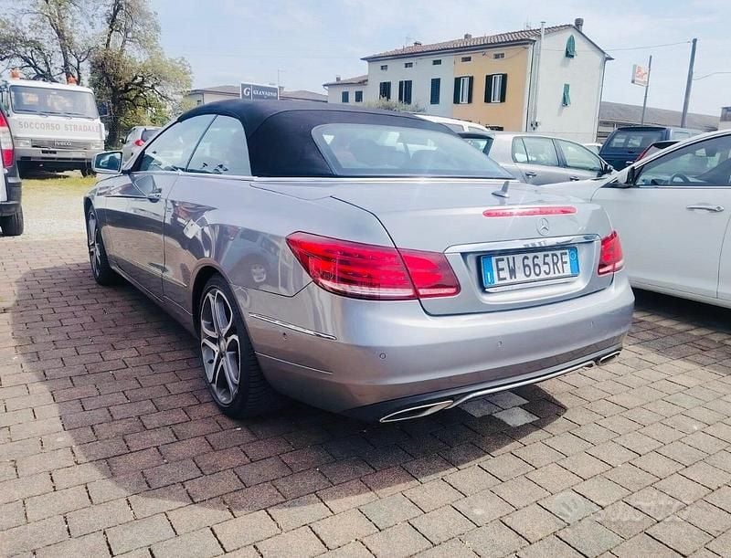 Usata Mercedes E220 170 CV (125 kW) 2014 Blu Cabrio