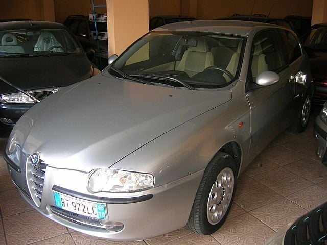 🚗 Compra Alfa Romeo 147 1.6 Benzina 105 CV (2001) a