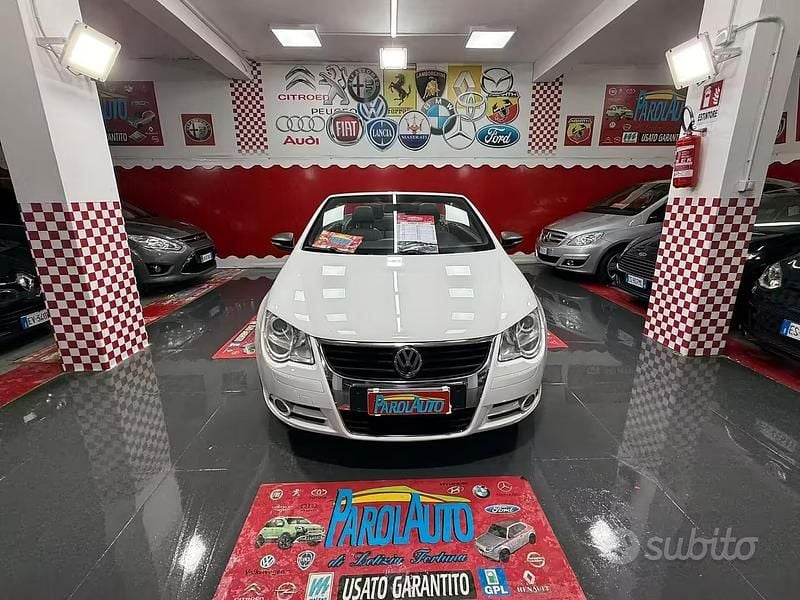 Usata VW Eos 140 CV (102 kW) 2009 Bianco Cabrio