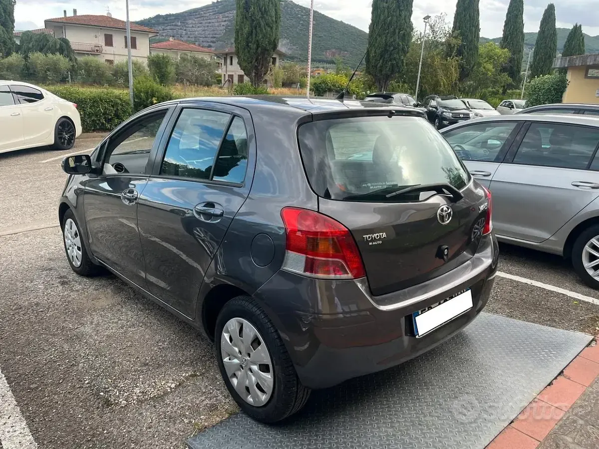 Usata Toyota Yaris Sol 101 CV (74 kW) 2009 Grigio Utilitaria