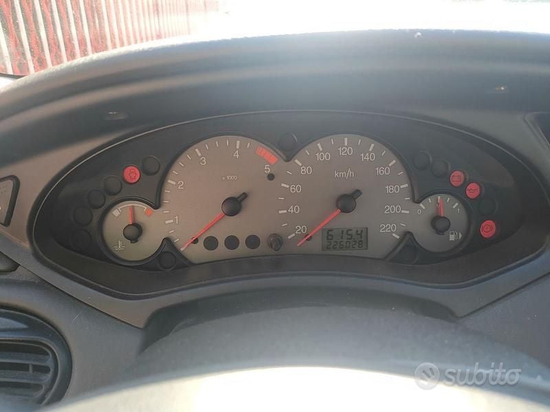 Usata Ford Focus 116 CV (85 kW) 2002 Grigio Station wagon
