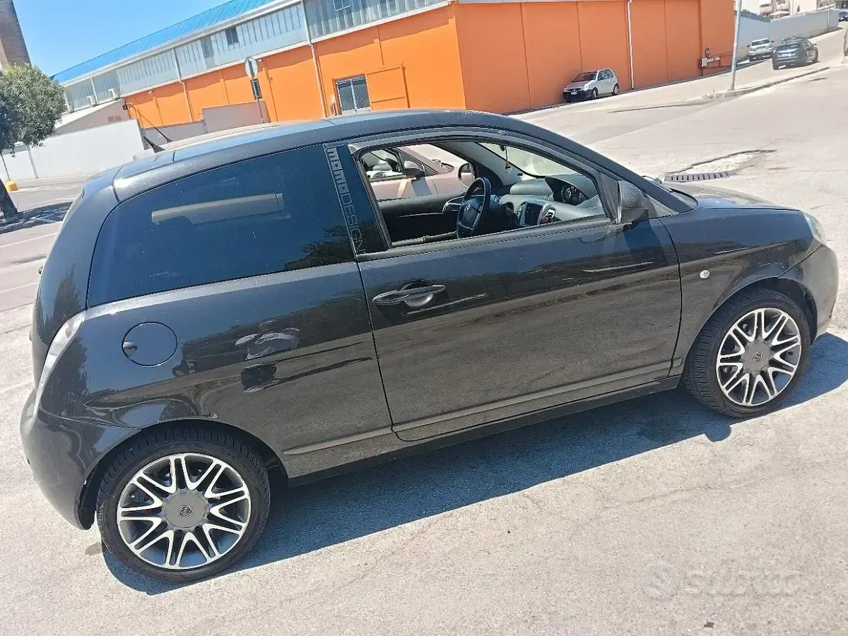 Usata Lancia Ypsilon 105 CV (77 kW) 2010 Nero Utilitaria