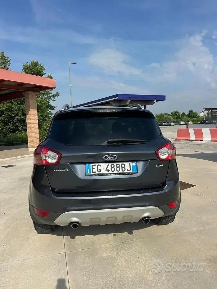 Usata Ford Kuga 140 CV (102 kW) 2012 Blu SUV