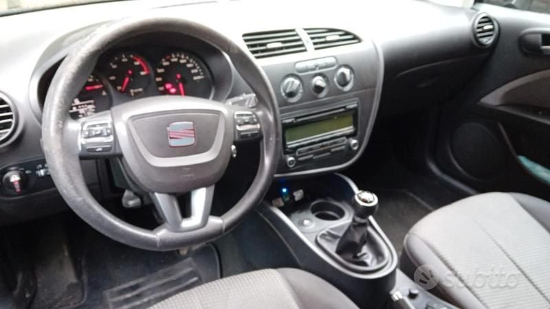 Usado Seat Leon 105 HP (77 kW) 2011 Cinzento Sedan
