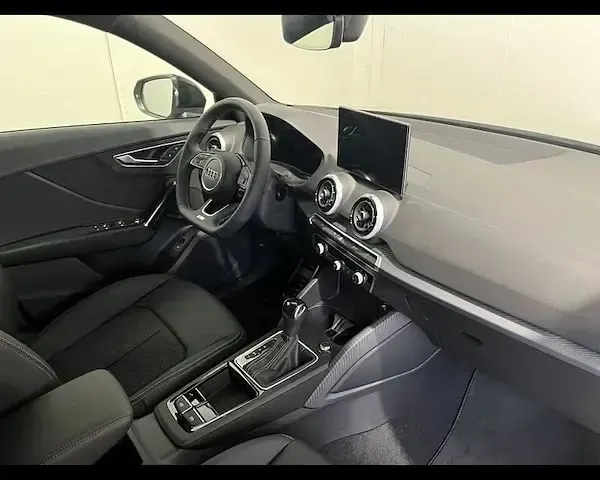Usata Audi Q2 Ambiente 150 CV (110 kW) 2024 Grigio freccia perla SUV
