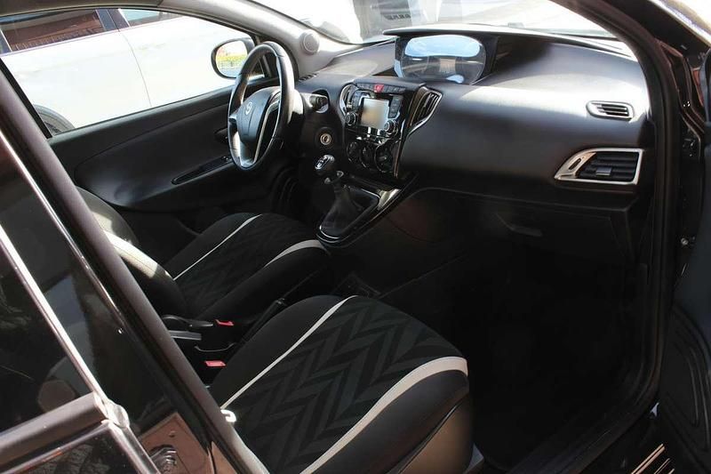 Usata Lancia Ypsilon Gold 69 CV (50 kW) 2016 Nero Utilitaria