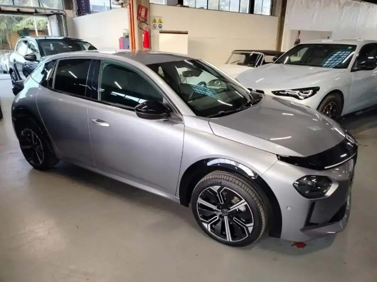 Usata Lancia Ypsilon 101 CV (74 kW) 2025 Grigio Utilitaria