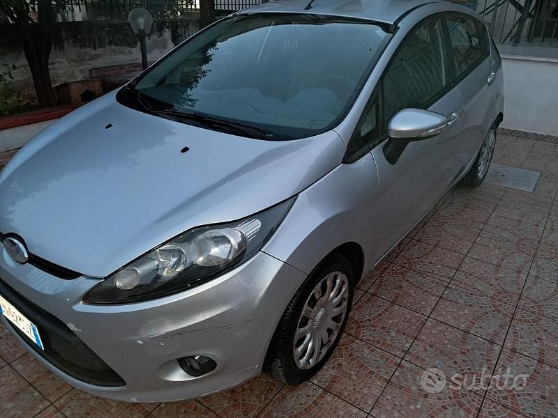 Usata Ford Fiesta 96 CV (70 kW) 2010 Grigio Utilitaria