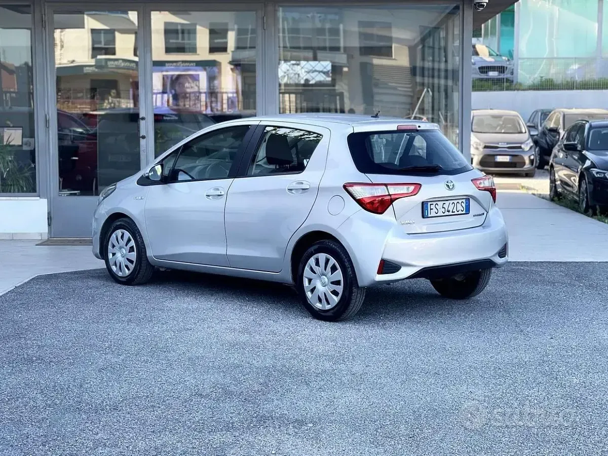 Usata Toyota Yaris Hybrid 73 CV (53 kW) 2018 Grigio Berlina