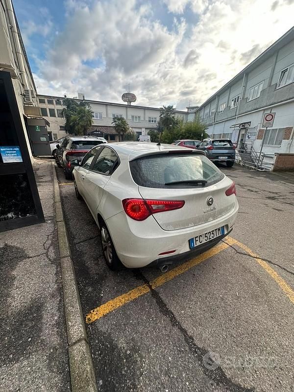 Usata Alfa Romeo Giulietta Distinctive 120 CV (88 kW) 2016 Bianco Berlina