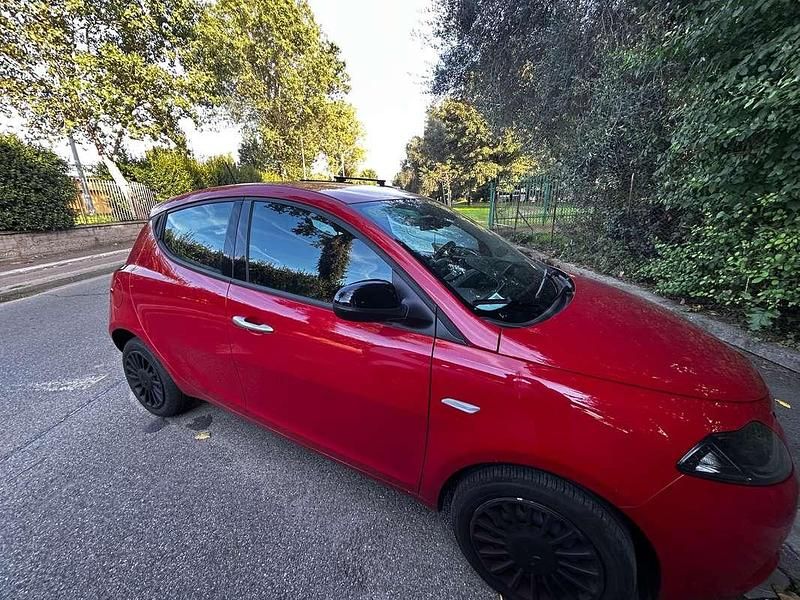 Usata Lancia Ypsilon Silver 69 CV (50 kW) 2023 Rosso Utilitaria