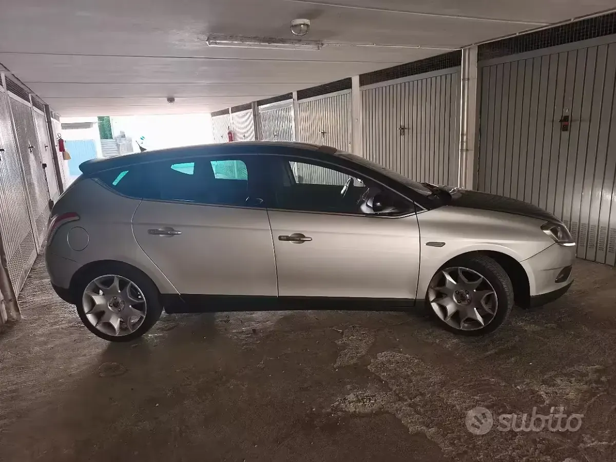 Usata Lancia Delta 150 CV (110 kW) 2008 Grigio Utilitaria