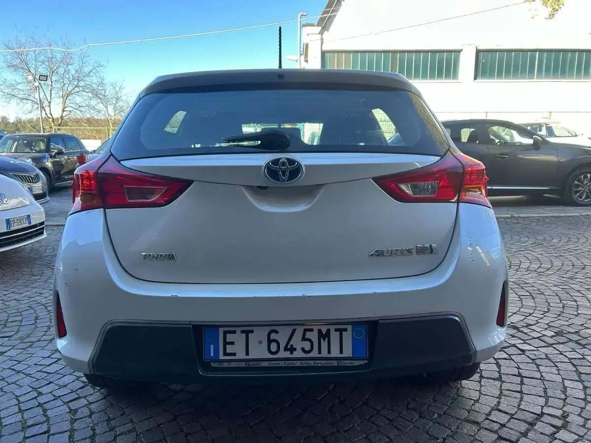 Usata Toyota Auris Hybrid Lounge 99 CV (72 kW) 2013 Bianco Berlina